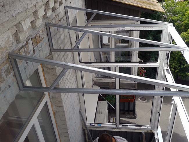 Остекление лоджии и установка крыши на последнем этаже Щёлково
